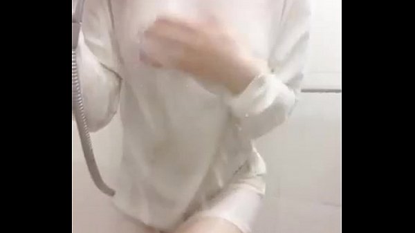นักศึกษาสาว เต้นโชว์เสียว ให้เสี่ยดู ในชุดนอนสุดบาง พร้อมอาบน้ำ ราดไปบนเสื้อ โอ้เด็ดเห็นหมดเลยสิครับ ผ้าขาวโดนน้ำ