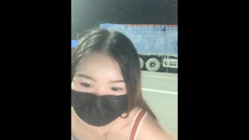 โป๊เกาหลี สาวสายเดียวส้นสูงแดง ไลฟ์สดโชว์เย็ดหีกับชายแปลกหน้าบนกระโปรงรถ ข้างถนนเลย แหกหีให้กระแทกขอแบบเน้นๆ ครางอย่างเสียว