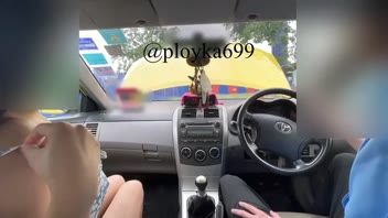 คลิปหลุดน้องพลอย  สาวไทยขึ้นแท็กซี่เขียวเหลือง แล้วชวนพี่แท็กซี่เล่นเสียวบนรถ เจอขยำนมล้วงหีแจ๊ะๆ หีแฉะเสียวดิ้น โดนเบ็ดหีจนเสร็จน้ำแตกก็ลงรถแยกทางเลย